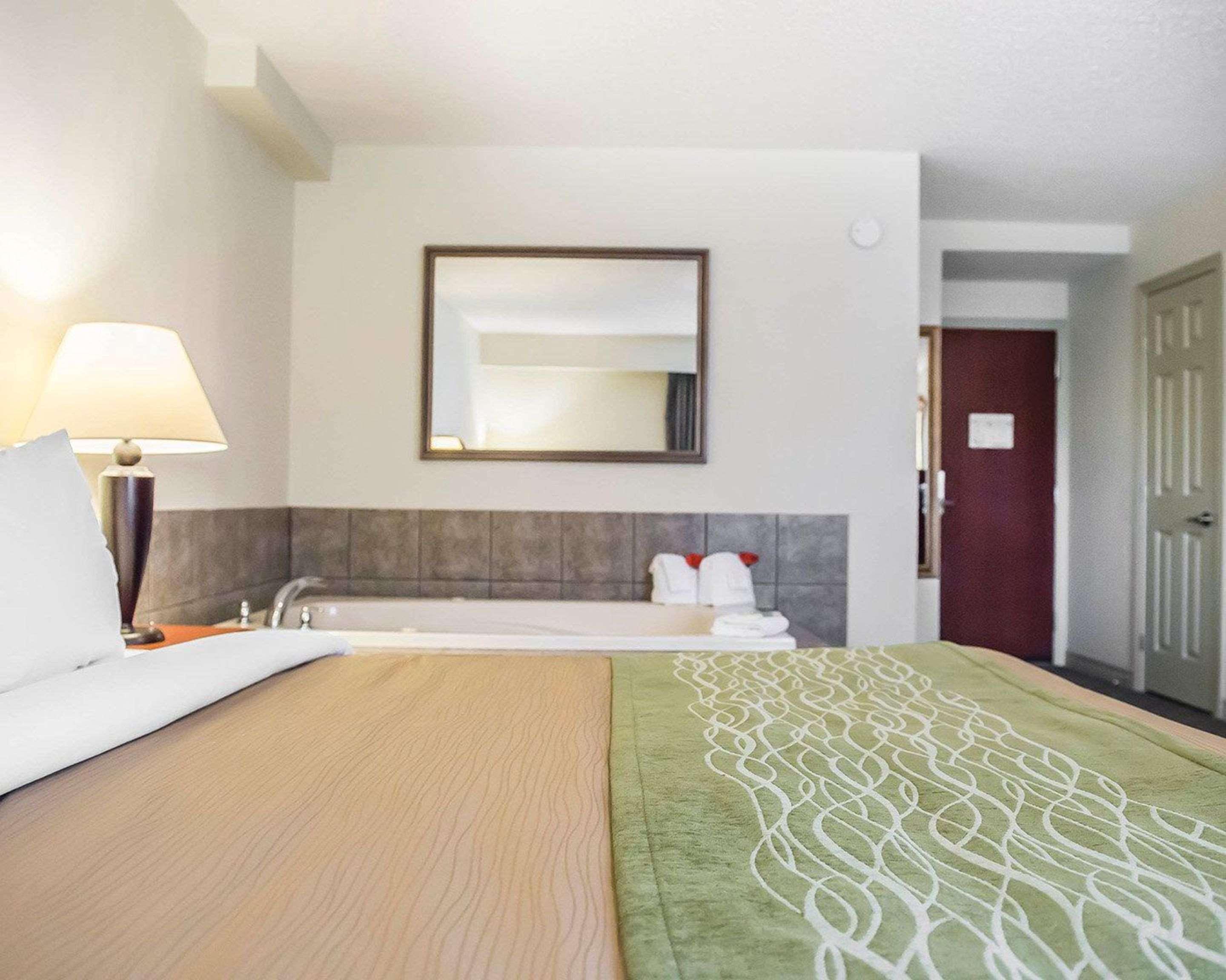 Comfort & Thousand Islands Harbour District Gananoque