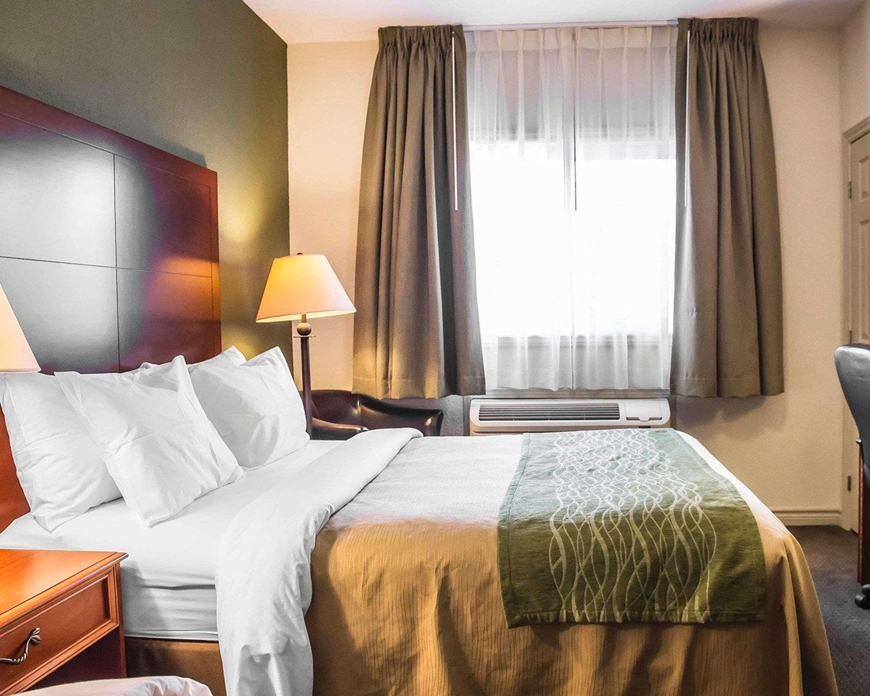 Comfort Inn & Suites Thousand Islands Harbour District 3*