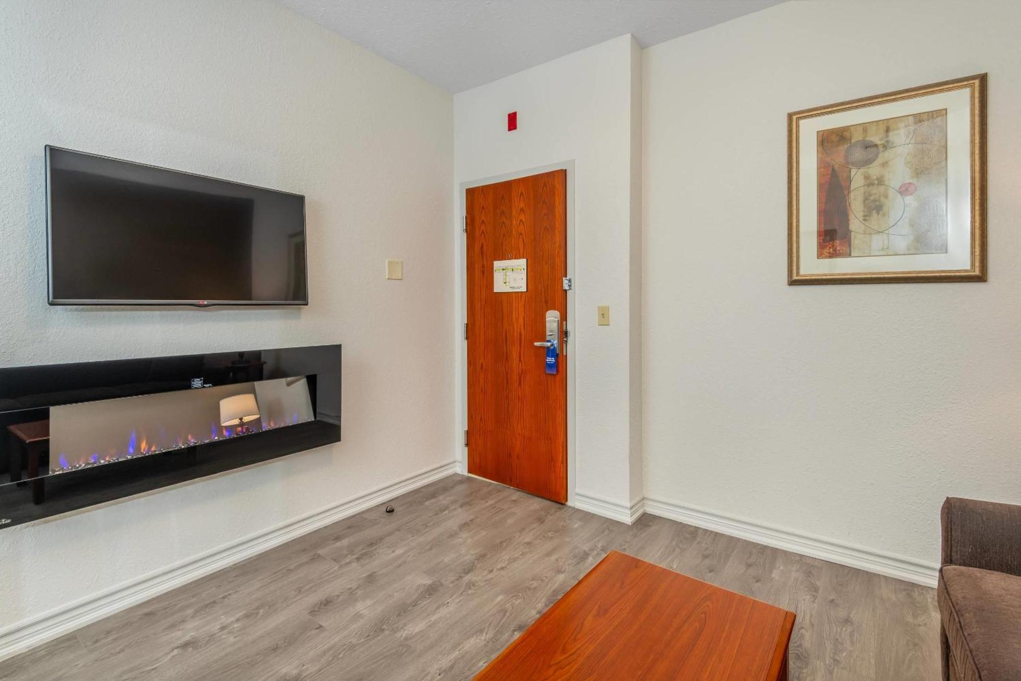 Comfort & Thousand Islands Harbour District Hotel
